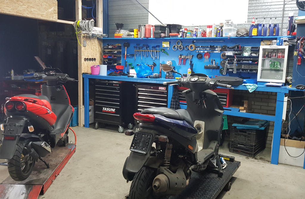 scooter reparatie werkplaats 